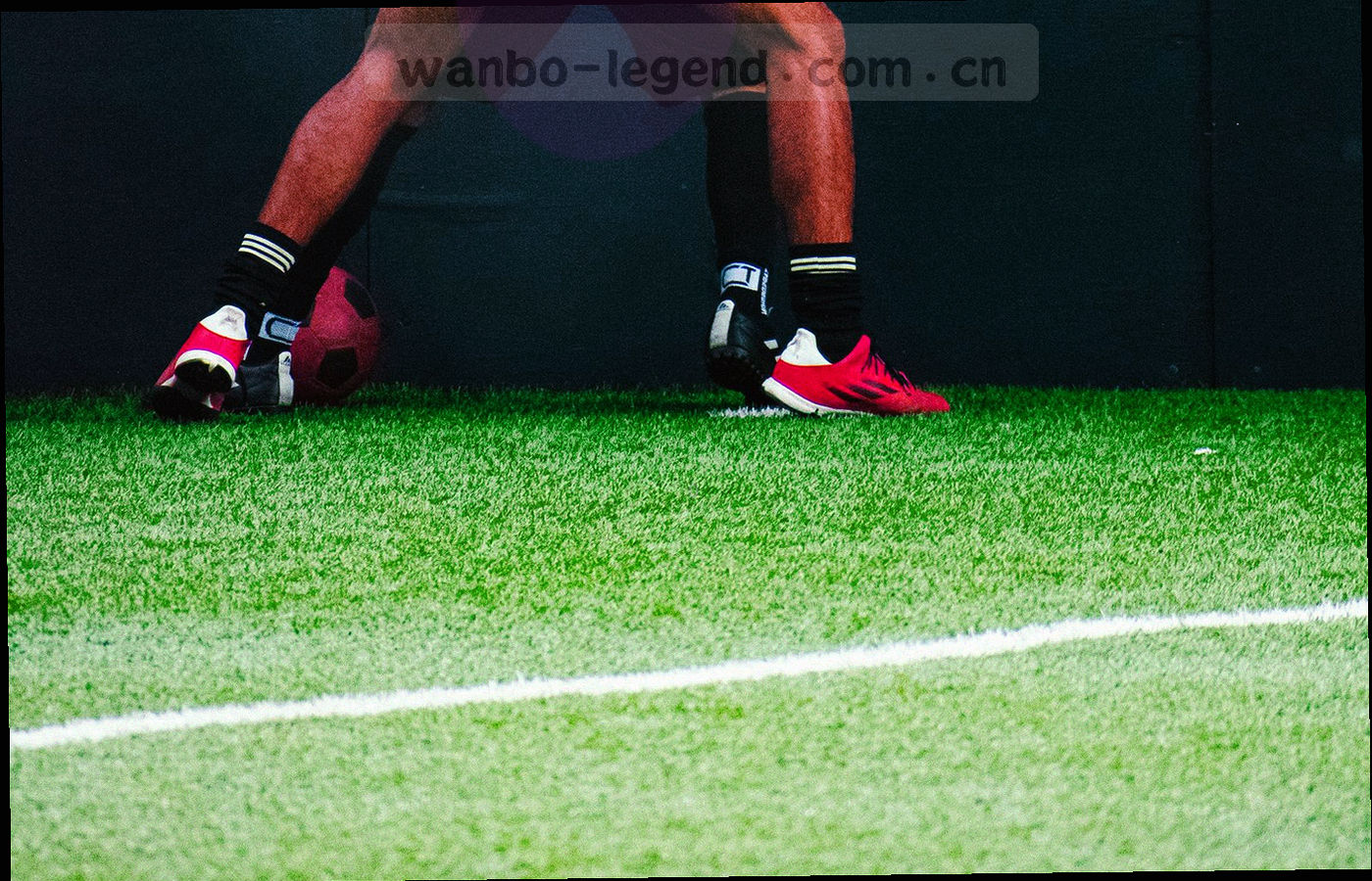 平板设备斜角近景，屏幕亮起但界面细节不作呈现